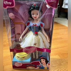 Disney Princess Snow White Keepsake Porcelain 15" BK Collectibles Doll